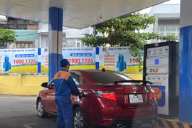 Giá xăng chiều 1-6 tiếp tục tăng từ 390 đồng/lít