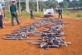 Chư Prông tiêu hủy vũ khí, công cụ hỗ trợ do người dân giao nộp