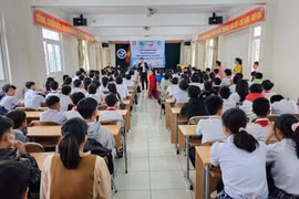 Tư vấn tâm lý sức khỏe tuổi vị thành niên cho 180 em học sinh Pleiku