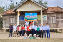 Tặng 900 suất quà cho người nghèo, học sinh khó khăn huyện Chư Pưh và Kbang