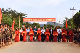 Khánh thành công trình đường vào làng Đê Kôn