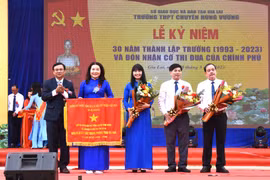 Trường THPT chuyên Hùng Vương kỷ niệm 30 năm ngày thành lập và đón nhận cờ thi đua của Chính phủ