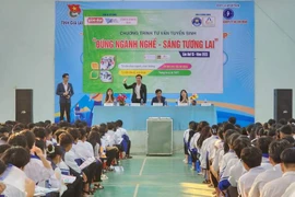 Hơn 500 học sinh Trường THPT Nguyễn Bỉnh Khiêm được tư vấn tuyển sinh