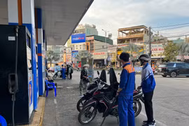 Giá xăng tiếp tục tăng lần thứ 4, RON 95-III trên 24.000 đồng/lít