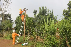 Lắp đặt công trình “Thắp sáng đường quê” tại làng Điện Biên