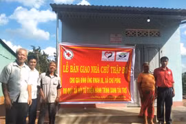 Bàn giao nhà Chữ thập đỏ và tặng quà cho hộ nghèo, khó khăn huyện Chư Sê và Phú Thiện