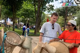 Người dân và du khách hòa mình với văn hóa, du lịch Gia Lai