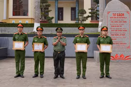 Khen thưởng 8 chiến sĩ Công an xuất sắc trong chuyên án đấu tranh với tội phạm đục phá két sắt