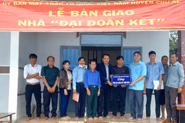 Trao 4 căn nhà cho hộ nghèo huyện Chư Sê, Đức Cơ