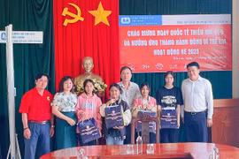 Tặng nhiều phần quà cho trẻ em nhân dịp Tết thiếu nhi 1-6