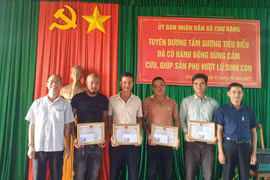 Khen thưởng 4 cá nhân giúp sản phụ vượt lũ sinh con