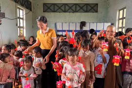 Tặng hơn 670 suất quà Trung thu cho trẻ em huyện Chư Sê, Kbang