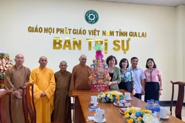 Trưởng ban Dân vận Tỉnh ủy và Phó Chủ tịch HĐND tỉnh Gia Lai chúc mừng Đại lễ Vu lan 