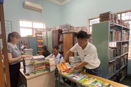 Biên mục, hồi cố 1.200 bản sách tại Thư viện huyện Kông Chro