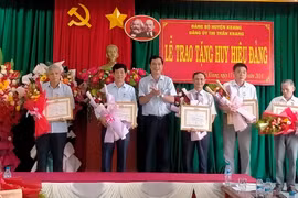 Kbang có 29 đảng viên vinh dự được trao huy hiệu Đảng đợt 19-5