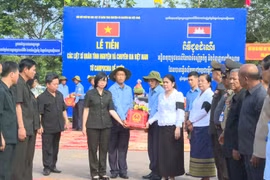 Trang nghiêm lễ tiễn, bàn giao hài cốt các liệt sĩ Việt Nam hy sinh tại Campuchia