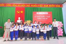 Trao 120 triệu đồng học bổng “Vì em hiếu học”