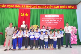 Trao 120 triệu đồng học bổng “Vì em hiếu học”