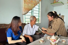 Khám, phát thuốc, tặng quà cho cựu thanh niên xung phong và trẻ em khó khăn tại An Khê