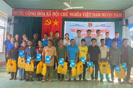 Tặng 100 thẻ bảo hiểm y tế cho người nghèo xã Ia Pếch