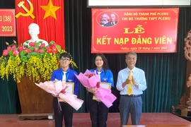 Chi bộ Trường THPT Pleiku kết nạp 2 đảng viên là học sinh