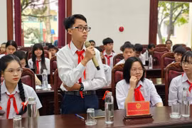 Lãnh đạo HĐND TP. Pleiku đối thoại với 200 em học sinh