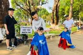 Salon tóc miễn phí giữa phố