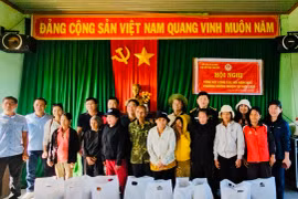 Tặng hơn 100 suất quà cho người nghèo huyện Đức Cơ, Kông Chro, Mang Yang