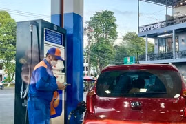 Chiều 13-2, giá xăng đồng loạt tăng, RON95 ở mức 23.760 đồng/lít