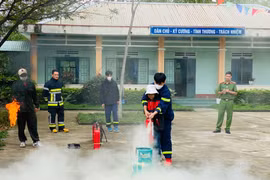 Đak Pơ: Gần 600 học sinh, giáo viên và phụ huynh thực hành kỹ năng phòng cháy chữa cháy