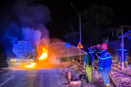 Xe bồn bị nổ lốp bốc cháy trong đêm