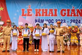 Tuyên truyền Luật Giao thông đường bộ cho học sinh nhân dịp khai giảng