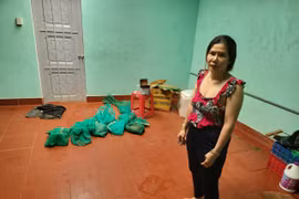 Đối tượng Phạm Thị Tám cùng tang vật vụ án. Ảnh: H.V