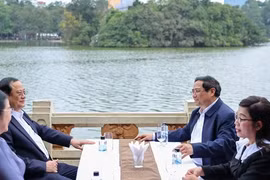 Hai Thủ tướng Việt Nam và Lào tham quan, uống cà phê bên hồ Hoàn Kiếm