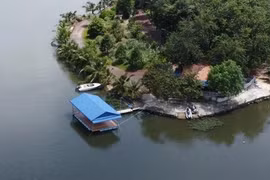 Ồ ạt 'xẻ thịt' lòng hồ, xây dựng trái phép