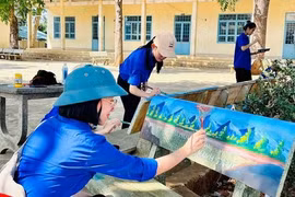 Người trẻ 'khoác áo mới' cho ghế đá cũ với hình ảnh về biển đảo, quê hương