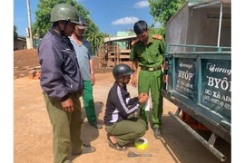 Tìm giải pháp bảo đảm an toàn cho xe công nông - Kỳ cuối: Dán phản quang để phòng ngừa tai nạn giao thông