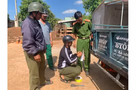 Tìm giải pháp bảo đảm an toàn cho xe công nông - Kỳ cuối: Dán phản quang để phòng ngừa tai nạn giao thông