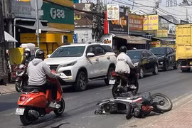 Ô tô tông hàng loạt xe máy ở TP Thủ Đức