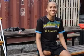 Người thợ mộc hơn 500 ngày chăm con trai ung thư xương: 'Tôi lún nợ rồi'