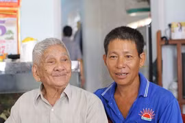 Cha già 94 tuổi gặp lại con trai sau gần 50 năm lưu lạc