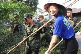 Hoa hậu cùng lội bùn cải tạo cảnh quan cho các dòng kênh