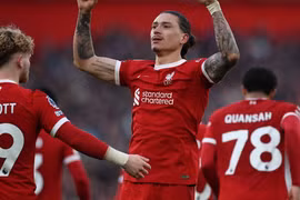 'Tam tấu' bùng nổ, Liverpool vượt lên ngôi đầu Ngoại hạng Anh