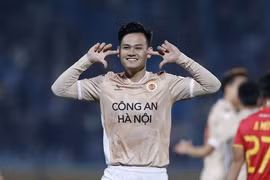 HLV Kiatisak quá vui vì CLB CAHN đánh bại Thanh Hóa, Geovane thoát thẻ đỏ nhờ… trọng tài?