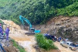 Nước lũ bất ngờ ập xuống đường đi sông Nho Quế, nhiều ôtô cùng người bị mắc kẹt