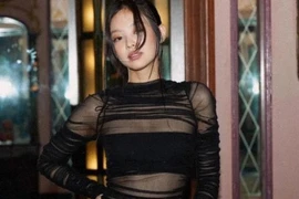 Jennie (BlackPink) diện váy xuyên thấu