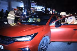 Ô tô phi vào đường cấm, 'thông chốt' cảnh sát giao thông, trên xe có ma túy