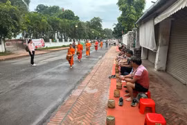 Du ký đất Lào - Bài 3: Luang Prabang, nơi thời gian lưu dấu