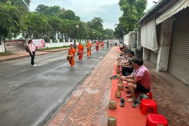 Du ký đất Lào - Bài 3: Luang Prabang, nơi thời gian lưu dấu