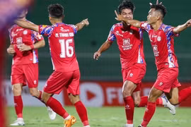 CLB TP.HCM thắng ngược dòng kịch tính, Bình Định nhận trái đắng ở trận đấu dài 102 phút